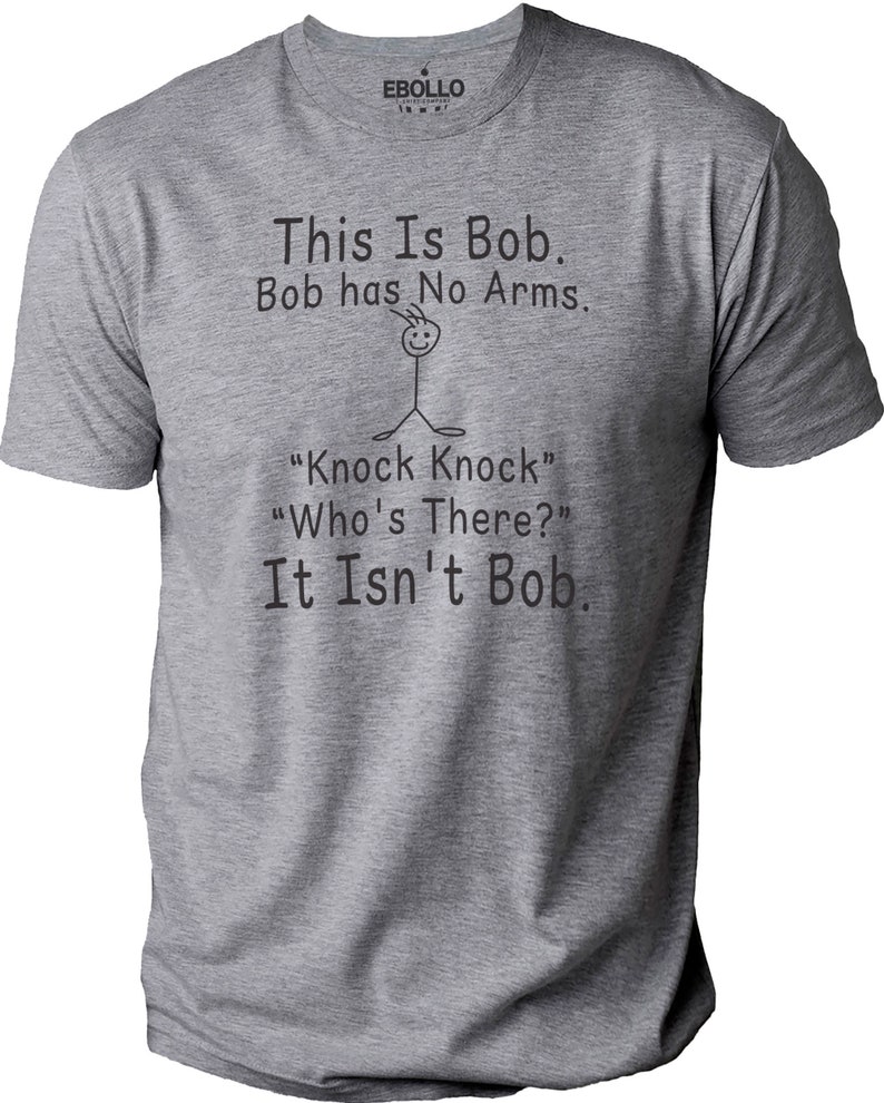 Pu&ograve; includere: T-shirt grigio melange con la scritta "This Is Bob. Bob has No Arms." e un omino stilizzato. Sotto, la battuta "Knock Knock" "Who's There?" "It Isn't Bob."