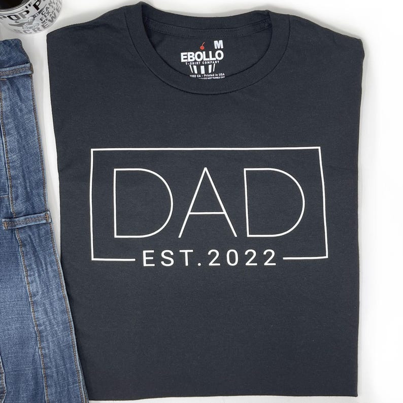 Dad EST 2022 T-shirt EBOLLO