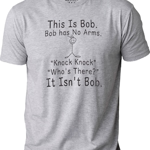 Pu&ograve; includere: Una maglietta grigio chiaro con la scritta "This Is Bob. Bob has No Arms." e un omino stilizzato. Sotto il testo c'&egrave; "Knock Knock" e "Who's There?" seguito da "It Isn't Bob."