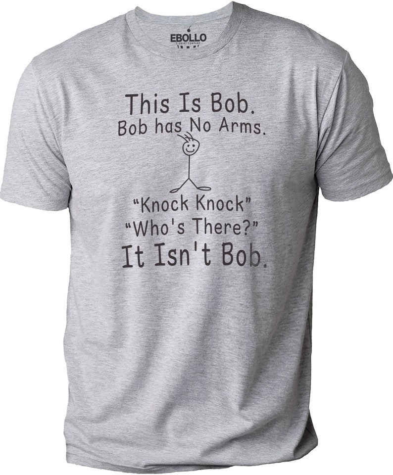 Pu&ograve; includere: Una maglietta grigio chiaro con la scritta "This Is Bob. Bob has No Arms." e un omino stilizzato. Sotto il testo c'&egrave; "Knock Knock" e "Who's There?" seguito da "It Isn't Bob."