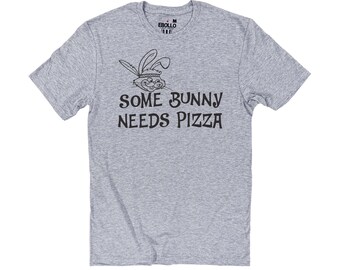 Camiseta divertida de Pascua: "Algún conejito necesita pizza", unisex
