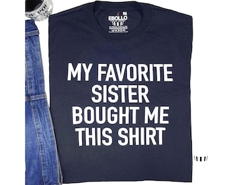 Mi hermana favorita me compró esta camiseta / Camiseta divertida para hombre - Día del Padre - Regalo de cumpleaños para hermano - Regalo de hermana a hermano - Camiseta con humor