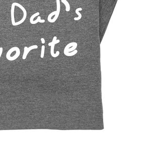 Peut inclure: T-shirt gris chin&eacute; avec un texte blanc qui dit "Dad's Favorite"