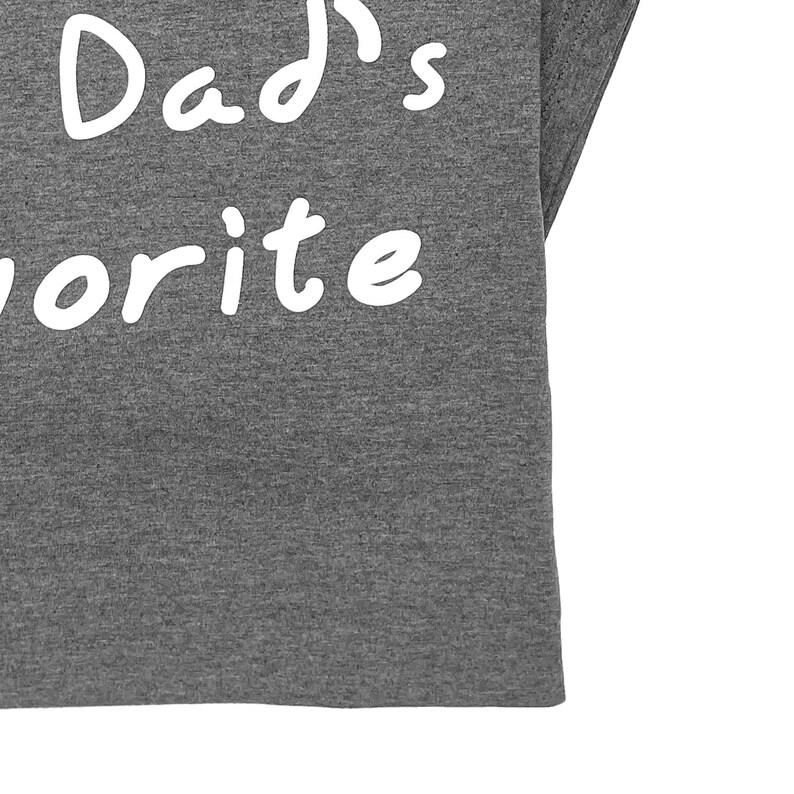Peut inclure: T-shirt gris chin&eacute; avec un texte blanc qui dit "Dad's Favorite"