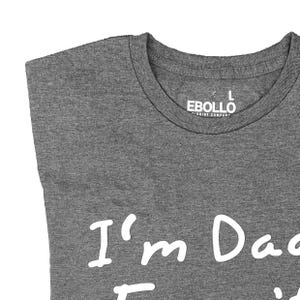Peut inclure: T-shirt gris chin&eacute; avec le texte "Je suis papa. R&eacute;pare-le." en blanc.