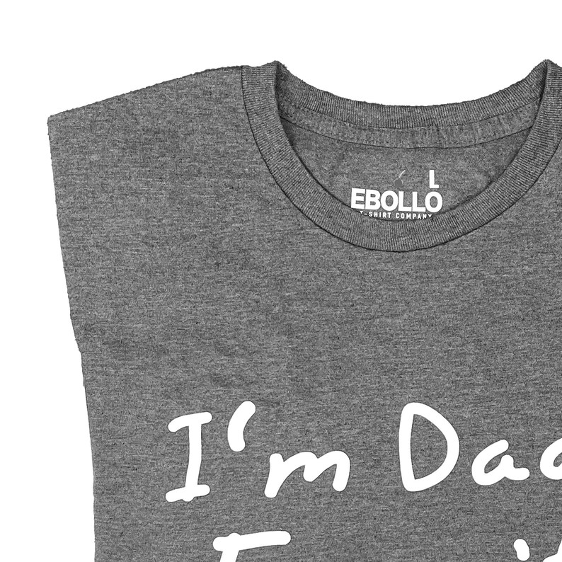 Peut inclure: T-shirt gris chin&eacute; avec le texte "Je suis papa. R&eacute;pare-le." en blanc.