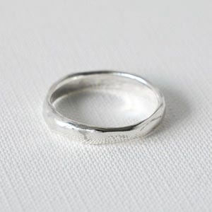 Anillo orgánico de plata de ley, anillo de banda escultural fundida, anillo minimalista hecho a mano, joyería apilable irregular, regalo unisex