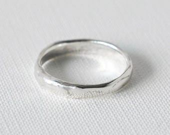 Ring i organiskt sterlingsilver, smält skulptural bandring, handgjord minimalistisk ring, oregelbundna stapelbara smycken, unisexpresent