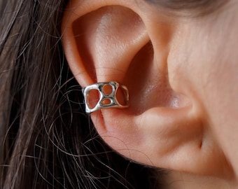 Orecchino a clip traforato in argento, orecchino a clip scultoreo senza piercing, orecchino a fascia regolabile in argento sterling, orecchino a clip organico di tendenza