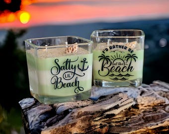 Vela de soja con temática de playa: arena, conchas marinas y cristales brillantes