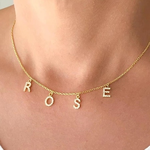 Collar con letras, collar de circonitas, colgante para mamá, regalo para el Día de la Madre para mamá, joyería grabada, collar con inicial, joyería minimalista, collar para ella