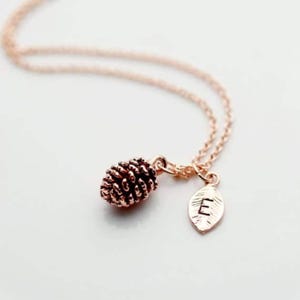 Collar con inicial de piña personalizado, regalo personalizado para mamá, collar de regalo, delicada joyería de pino, regalo para niña, joyería única para Halloween.