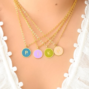 Collar con letras personalizadas, collares con iniciales para mamás, collares con múltiples iniciales, collar de aniversario, collar con inicial redonda, collar con inicial simple.