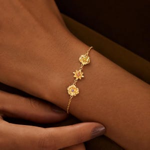 Pulsera personalizada con la flor de nacimiento: Pulsera con dije floral dorado, regalo del Día de la Madre para mamá.