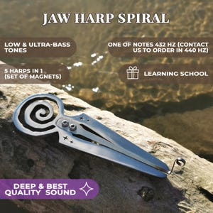 Könnte beinhalten: Eine silberne Maultrommel mit Spiralmuster, abgebildet auf einem Stück Treibholz. Der Text auf dem Bild lautet "JAW HARP SPIRAL", "LOW & ULTRA-BASS TONES" und "DEEP & BEST QUALITY SOUND".