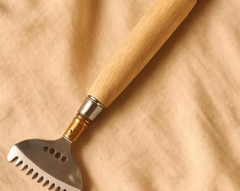Wooden Telescopic Back Scratcher – Extendable Claw Massager, Steel Roller Ball, Relaxation Tool