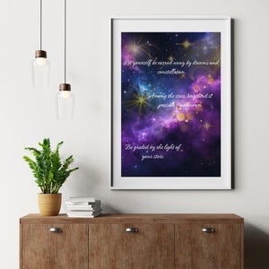Könnte beinhalten: Ein violetter und blauer Galaxie-Hintergrund mit goldenen Sternen und einem weißen Zitat, das lautet: "Lass dich von Träumen und Sternbildern mitreißen. Unter den Sternen ist alles möglich unbekannt. Lass dich vom Licht deiner Sterne leiten."