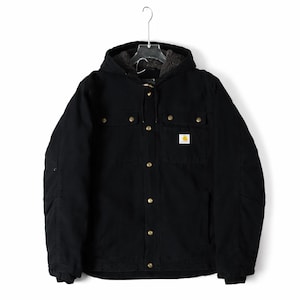 Könnte beinhalten: Schwarze Kapuzenjacke mit einem mit Sherpa gefütterten Kapuze und goldfarbenen Knöpfen. Die Jacke hat mehrere Taschen und einen kleinen quadratischen Logoaufnäher auf der Vorderseite. Die Jacke hängt an einem Metallbügel.