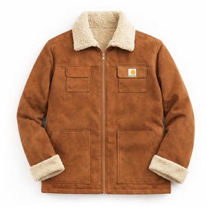 Könnte beinhalten: Braune Jacke mit cremefarbenem Sherpa-Kragen und -Futter. Die Jacke hat zwei Brusttaschen, zwei untere Taschen und einen durchgehenden Reißverschluss. Ein kleines quadratisches Logo befindet sich auf der rechten Brusttasche.