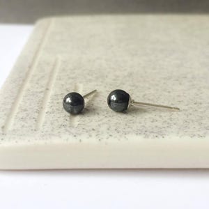 Boucles d'oreilles hematite - Minuscules boucles d'oreilles en hematite et en argent sterling - bijou minimaliste - délicates - pierre noire