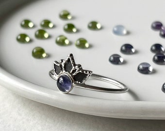 Crown ring with choice of gemstone, sterling silver dainty ring, bezel gemstone, delicate crown inspired, peridot, garnet, iolite, amethyst