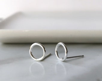 Silver circles earrings, sterling silver round studs, empty circle, hollow circle earrings, round studs, silver ring, small hoop