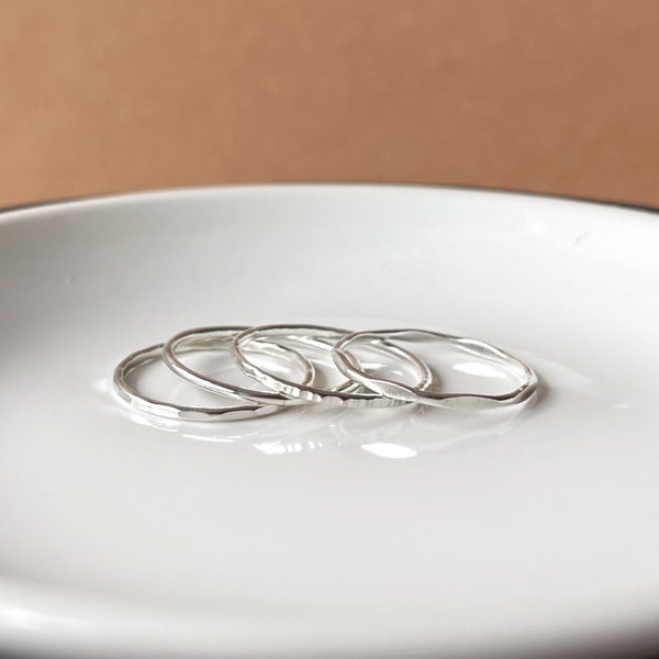 Bague empilable fine en argent sterling - bague simple texturée - martelée - lisse - ligne - facette - anneau en argent simple minimaliste