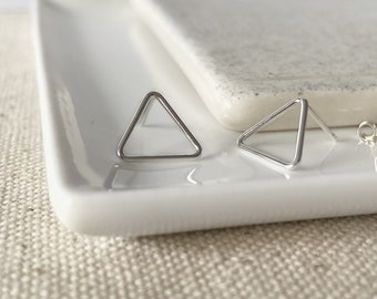 Silver triangle stud earrings, empty silver triangle, hollow triangle, thin and dainty stud earring, minimalist, modern and geometric