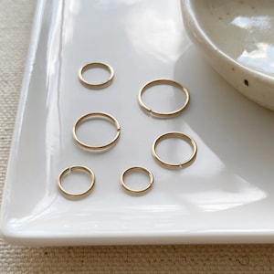 14k Gold gefüllter anlaufbeständiger Schläfer-Ohrring, Gold-Huggie-Ohrring, durchgehende kleine, dünne Creole, endloser, nahtloser Creolen-Piercing