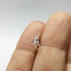 Perçage abeille - anneau en argent sterling avec abeille - 0.8mm, 1mm ou 1.2mm d'épaisseur - perçage helix - tragus - boucle de cartilage