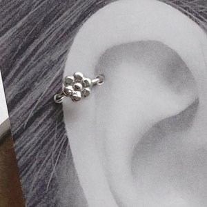 Perçage fleur - anneau en argent sterling avec fleur - 0.8mm, 1mm ou 1.2mm d'épaisseur - perçage helix - tragus - boucle de cartilage