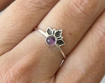 Crown ring with choice of gemstone, sterling silver dainty ring, bezel gemstone, dainty crown inspired, peridot, garnet, iolite, amethyst