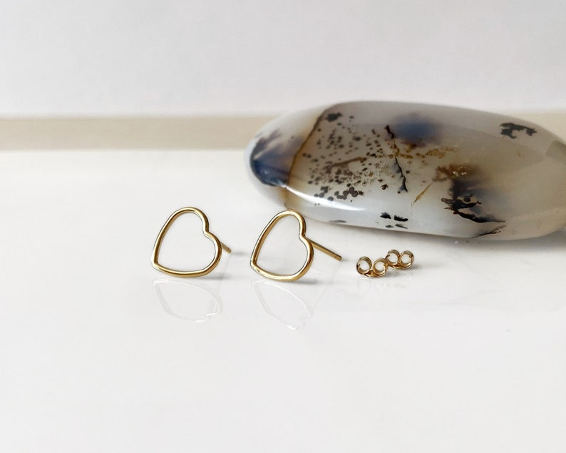 Boucles d'oreilles coeurs or coeurs vides en or rempli coeurs en gold filled boucles délicate studs minimalistes boucles modernes image 1