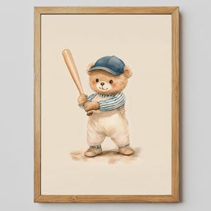 Puede incluir: Una ilustración de acuarela de un oso de peluche marrón que lleva una gorra de béisbol azul y una camiseta a rayas, sosteniendo un bate de béisbol de madera.