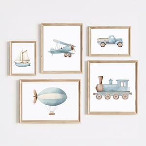 Pode incluir: Conjunto de cinco impressões em aquarela emolduradas com veículos de transporte. Inclui um veleiro, um biplano, um zepelim, uma caminhonete e um trem, todos em tons de azul e castanho. As impressões são apresentadas em molduras de madeira castanho claro.