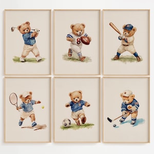 Peut inclure: Six illustrations à l'aquarelle de nounours jouant à différents sports. Les oursons portent des uniformes bleus et blancs avec des numéros. Les sports incluent le golf, le football américain, le baseball, le tennis, le football et le hockey.