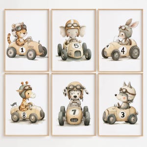 Puede incluir: Conjunto de seis láminas enmarcadas de acuarela con adorables animales en coches de carreras antiguos. Cada lámina muestra un animal diferente, incluyendo un tigre, un elefante, un conejo, una jirafa, un perro y un lobo, todos con cascos y gafas de aviador.