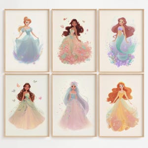 Può includere: Sei stampe artistiche incorniciate con illustrazioni di principesse in abiti eleganti. Le principesse hanno i capelli lunghi e sono circondate da dettagli floreali e farfalle. La tavolozza dei colori include pastelli come il blu, il rosa e il giallo, creando un'estetica stravagante e incantevole.