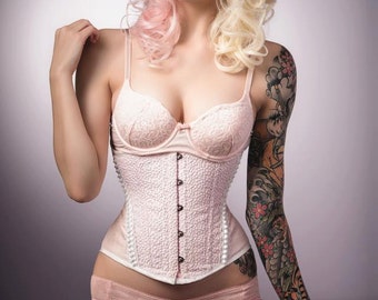 Meschantes Prêt à Porter Corset Underbust Temptress - Votre Taille - Dentelle Rose Douce et Blanche