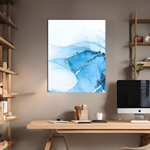 Arte murale astratta in vetro temperato: decorazione panoramica con onde blu