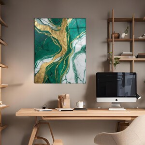 Könnte beinhalten: Abstrakte Wandkunst mit einem auffälligen Design. Das Kunstwerk zeigt Smaragdgrün, Weiß und Gold, wodurch ein Marmoreffekt entsteht. Goldakzente fließen durch das Stück und verleihen ihm einen Hauch von Luxus. Ideal, um jedem Raum eine moderne Note zu verleihen.