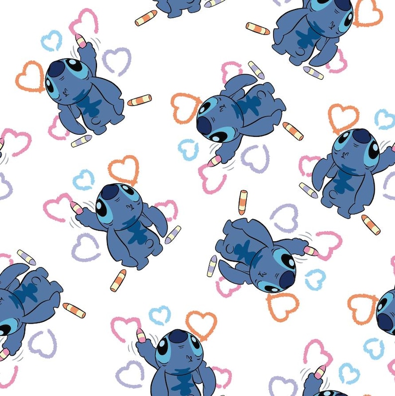 Op de afbeelding: Een herhalend patroon van blauwe Stitch-karakters die harten in verschillende kleuren tekenen op een witte achtergrond. De harten zijn roze, oranje, paars en blauw.