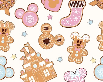 Puede incluir: Un patrón repetitivo sobre fondo crema con dulces navideños estilo pan de jengibre. Incluye galletas rosas con forma de Mickey y copos de nieve, una taza rosa con icono de Mickey, un calcetín navideño, un castillo y motivos de dulces.