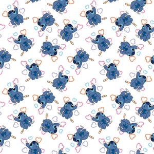 Op de afbeelding: Een herhalend patroon van blauwe Stitch-karakters die harten in verschillende kleuren tekenen op een witte achtergrond.