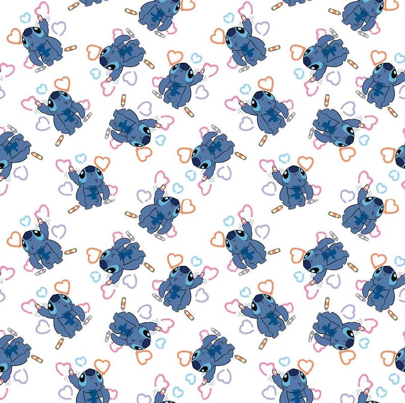 Op de afbeelding: Een herhalend patroon van blauwe Stitch-karakters die harten in verschillende kleuren tekenen op een witte achtergrond.