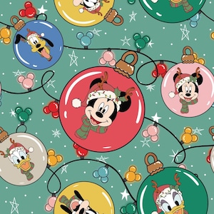 Może przedstawiać: Zielone tło z powtarzającym się wzorem świątecznych ozdób przedstawiających Myszki Miki, Minnie, Goofy'ego i Donalda w czapkach Świętego Mikołaja. Ozdoby są ozdobione ostrokrzewem i porożem renifera.