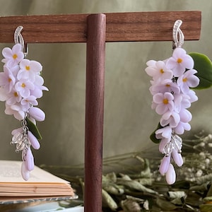 Lila Blumen Ohrringe Polymer Clay Tropfen Schmuck, Handgemachte Lila Blumen Ohrhänger Leichtes Statement Geschenk, Botanische Romantische Accessoires