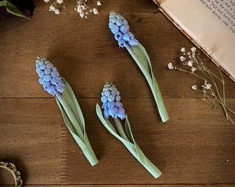 Grape Hyacinth Flower Brooch – Handmade Polymer Clay Muscari Pin, Blue Spring Bloom Accessory, Cottagecore Jewelry, Nature-Inspired Gift