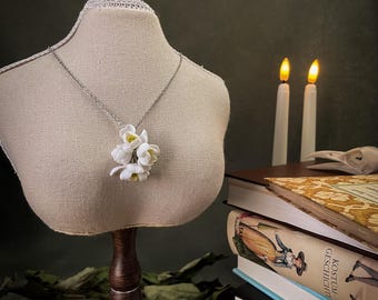 White Tulip Pendant Necklace – Handmade Polymer Clay Flower Cluster Jewelry, Elegant Nature-Inspired Gift for Her, Minimalist Accessory