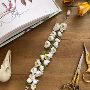 Handgemachtes Armband Polymer Clay Tulpe Armband - Weißer Arabischer Jasmin- Inspirierter Bettelarmband-Schmuck